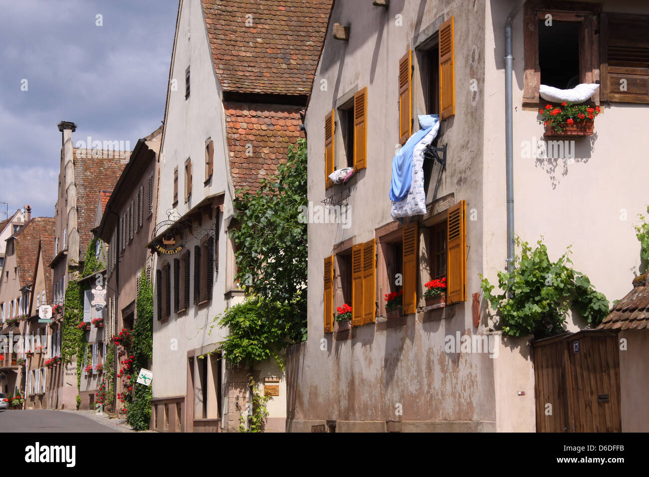 Dorf-Lane mit alten Häusern im Elsass/Frankreich Stockfoto