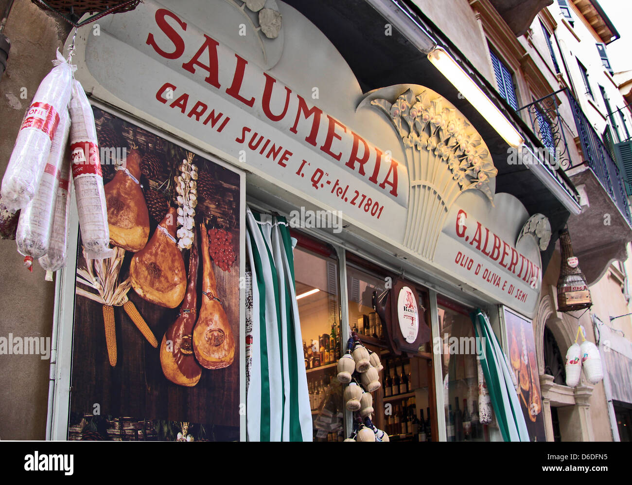 Historische Salumeria mit italienische Fleischspezialitäten in Verona, Veneto, Italien Stockfoto