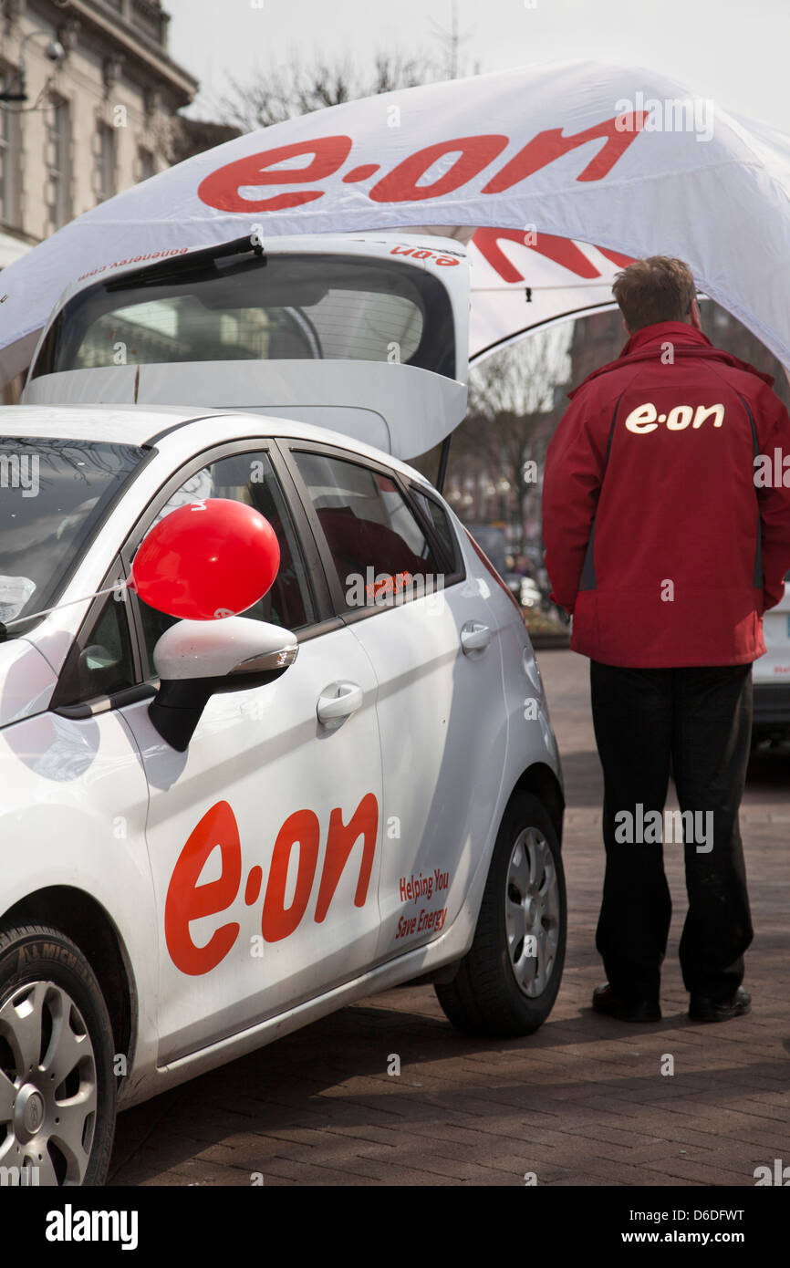 E.ON SE (vormals E.ON AG)   Demo Fahrzeug und Kundenwerbung Zelt mit Verkäufer in Carlisle Stadt Zentrum, Cumbria, UK Stockfoto