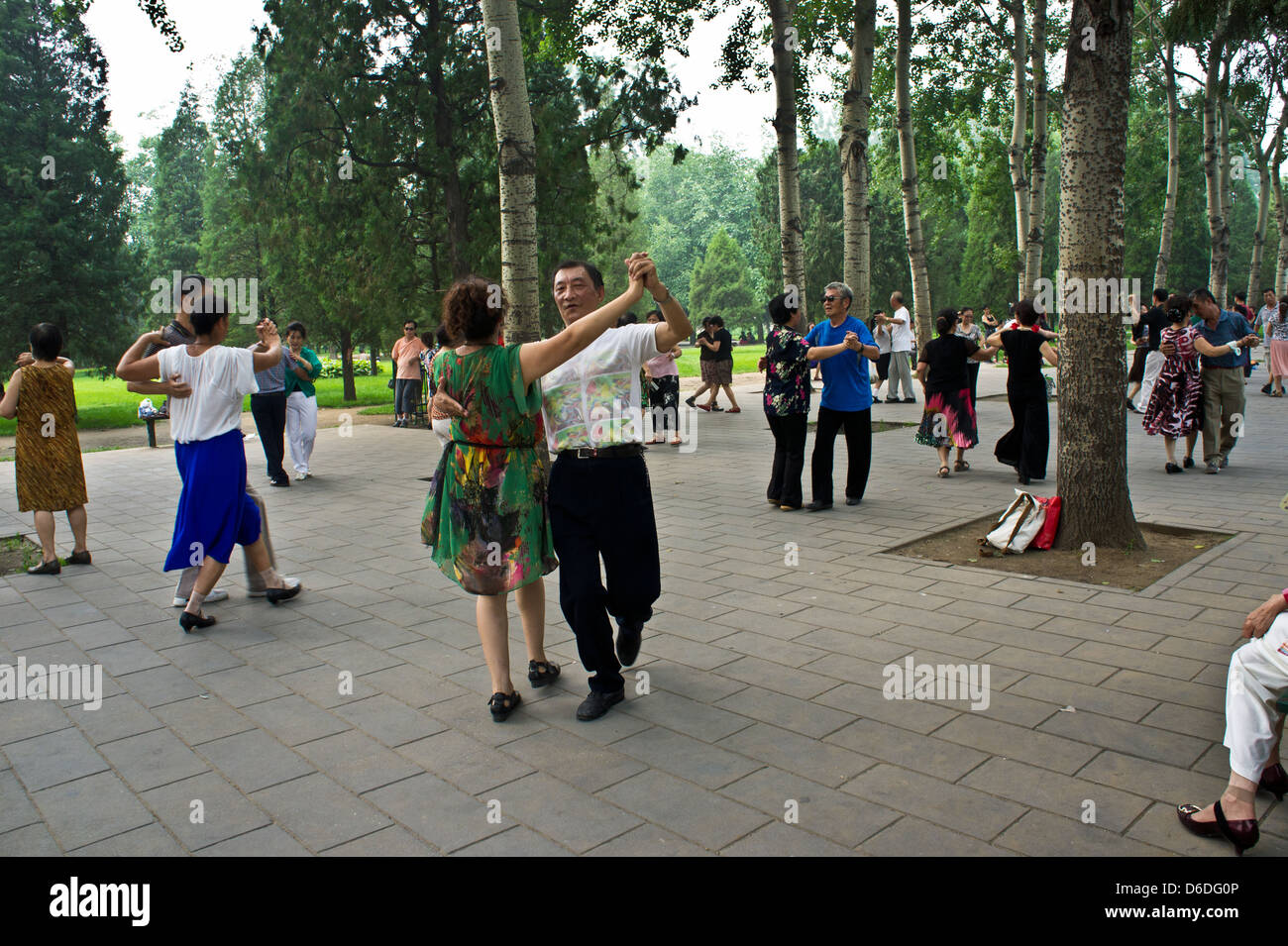 Die Menschen tanzen in Tiantan Park in der Nähe Tempel des Himmels, Peking, China Stockfoto