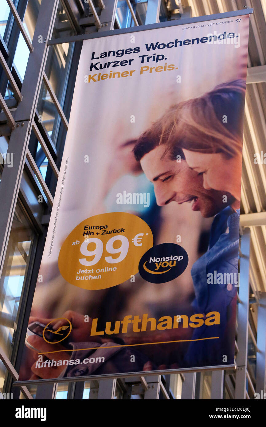 Eine Werbung Der Fluggesellschaft Lufthansa Ist Am Flughafen Hamburg In Hamburg Deutschland 7 September 12 Vorgestellt Die Union Fordert Einen 24 Stundigen Landesweiten Streik Der Flugbegleiter Der Lufthansa Ufo Foto Malte Christen