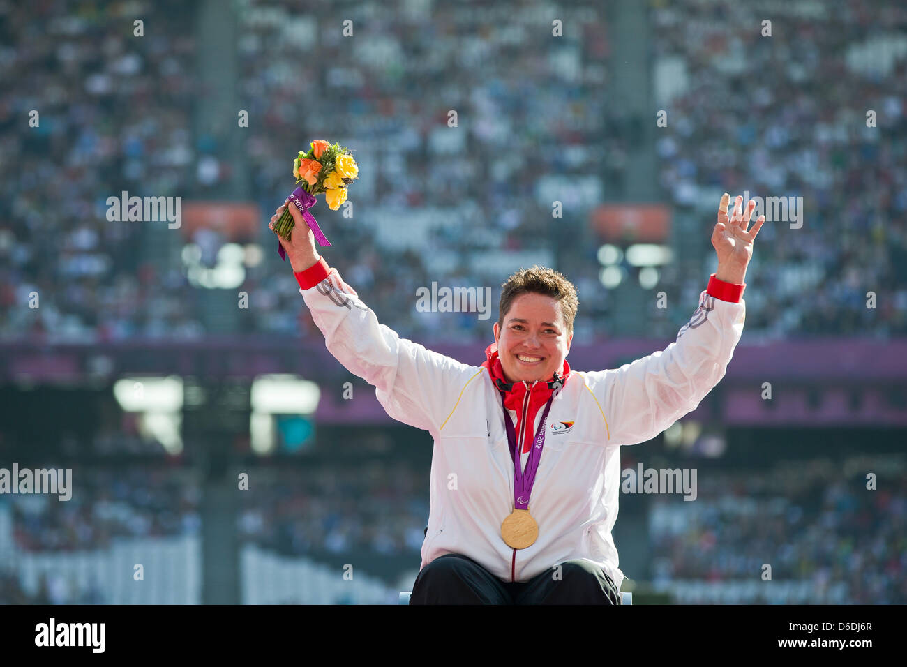 Goldmedaillengewinner Birgit Kober Deutschlands feiert nach der Siegerehrung für die Frauen Kugelstoß - Finale F32/33/34 während der London 2012 Paralympischen Spiele Leichtathletik-Wettbewerb im Olympiastadion, Großbritannien, 7. September 2012. Foto: Daniel Karmann Dpa +++(c) Dpa - Bildfunk +++ Stockfoto