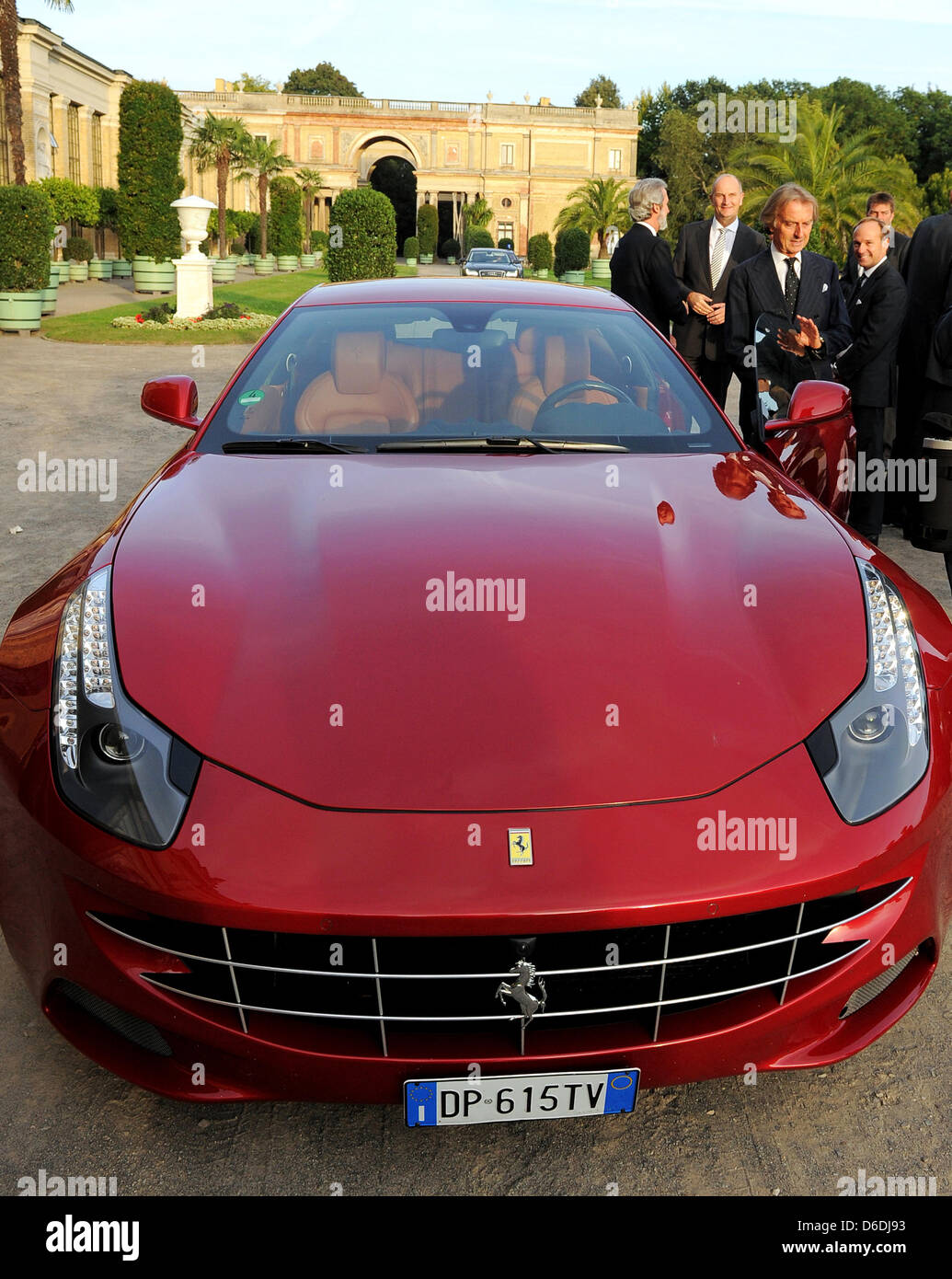 Vorsitzender von Ferrari, Luca di Montezemolo, erreicht das M100 Sanssouci Colloquium mit einem Ferrari in der Orangerie Schloss Sanssouci in Potsdam, Deutschland, 6. September 2012. Draghi erhielt den diesjährigen Medienpreis an das M100 Sanssouci Colloquium. Foto: Bernd Settnik Stockfoto