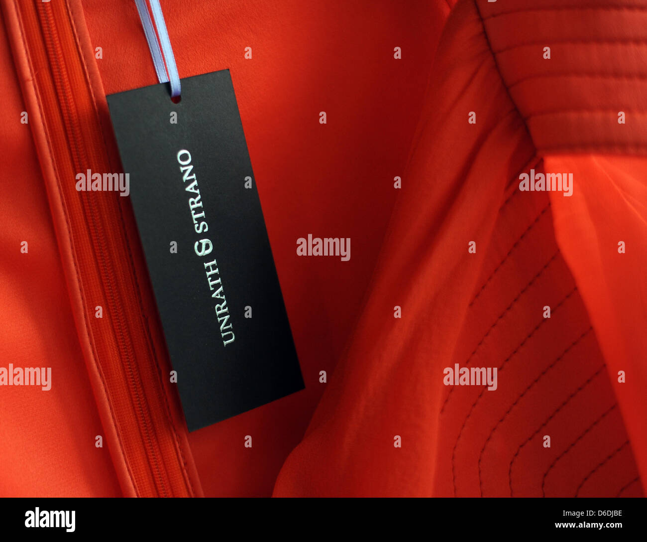 Dpa-exklusiv - Preis von einem roten Kleid lesen, "Unrath & Strano" während des Drehs Mode des Labels Unrath & Strano im Hugos in Berlin, Deutschland, 5 September 2012.In das Foto-Shooting, ein Modell mit einem UK-Größe 14 (US-Größe 12) präsentiert die Winterkollektion von Unrath & Strano abgebildet ist. Das Fashion-Label entwirft und fertigt Damenmode bis UK Größe 16 (US-Größe 14). Phot Stockfoto