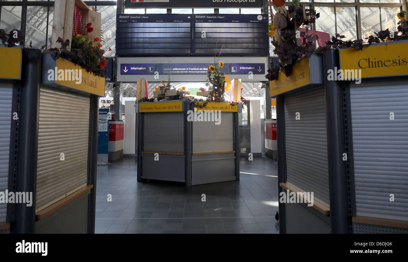 Blick auf die leere Anzeige der abfliegenden Züge am Hauptbahnhof in Frankfurt Main, Deutschland, 7. September 2012. Ein Stromausfall am frühen Nachmittag beeinflusst die Lichter und zeigt am Bahnhof. Foto: FRANK RUMPENHORST Stockfoto