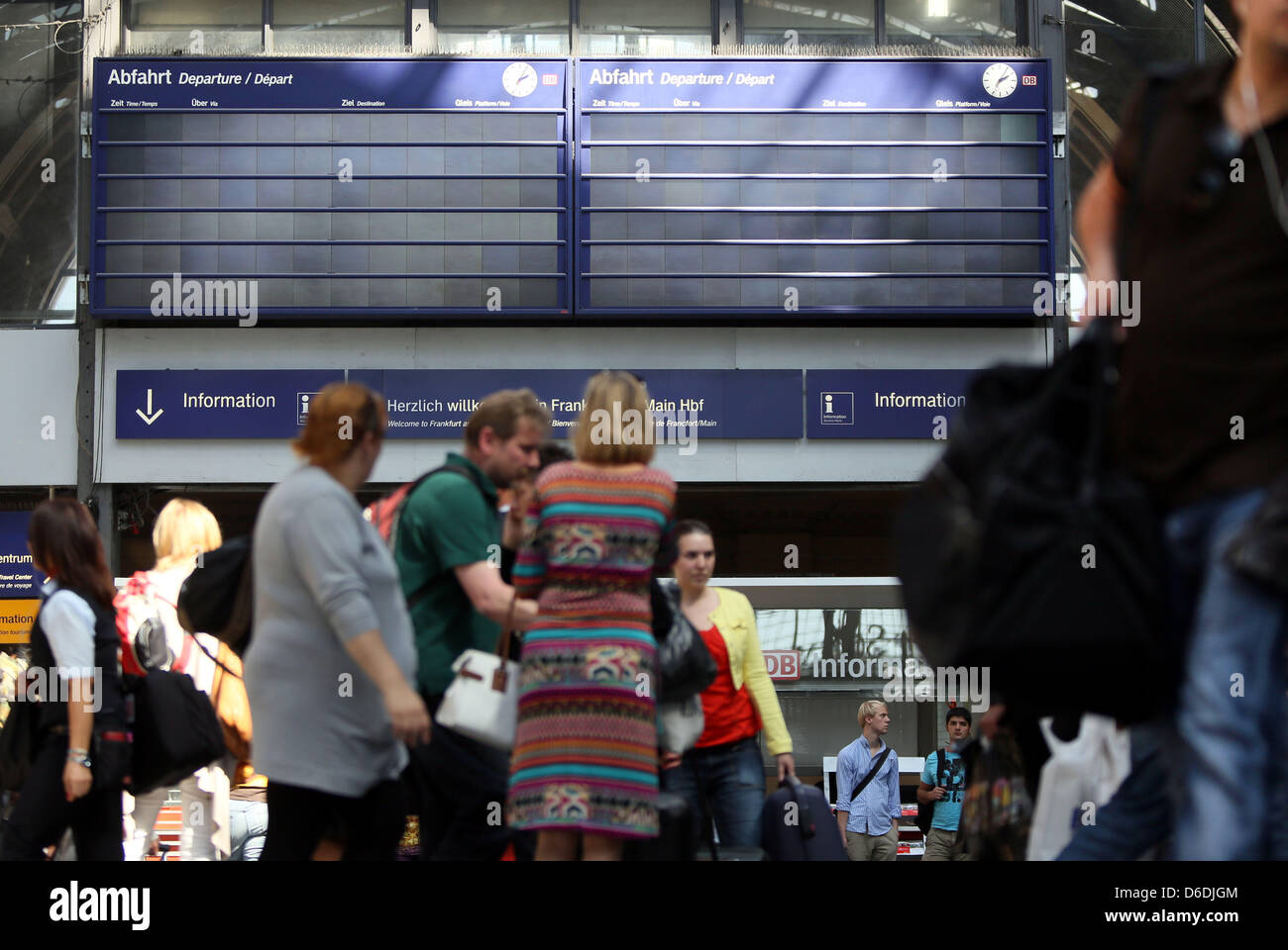 Blick auf die leere Anzeige der abfliegenden Züge am Hauptbahnhof in Frankfurt Main, Deutschland, 7. September 2012. Ein Stromausfall am frühen Nachmittag beeinflusst die Lichter und zeigt am Bahnhof. Foto: FRANK RUMPENHORST Stockfoto