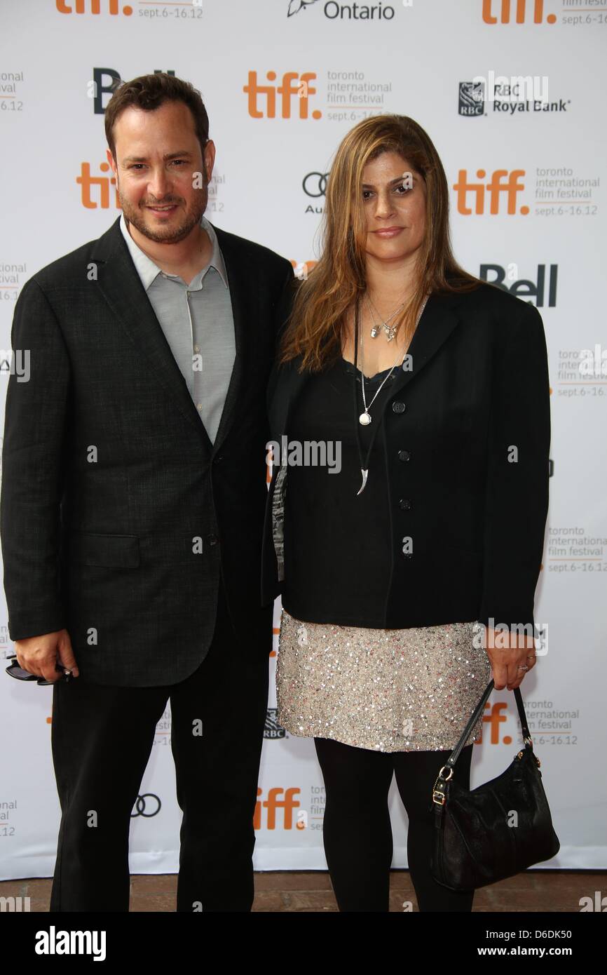 Direktoren Shari Springer Berman und Robert Pulcini erreichen bei der Premiere von "Imogene" während des Toronto International Film Festival im Ryerson Theatre in Toronto, Kanada, 7. September 2012. Foto: Hubert Boesl Stockfoto