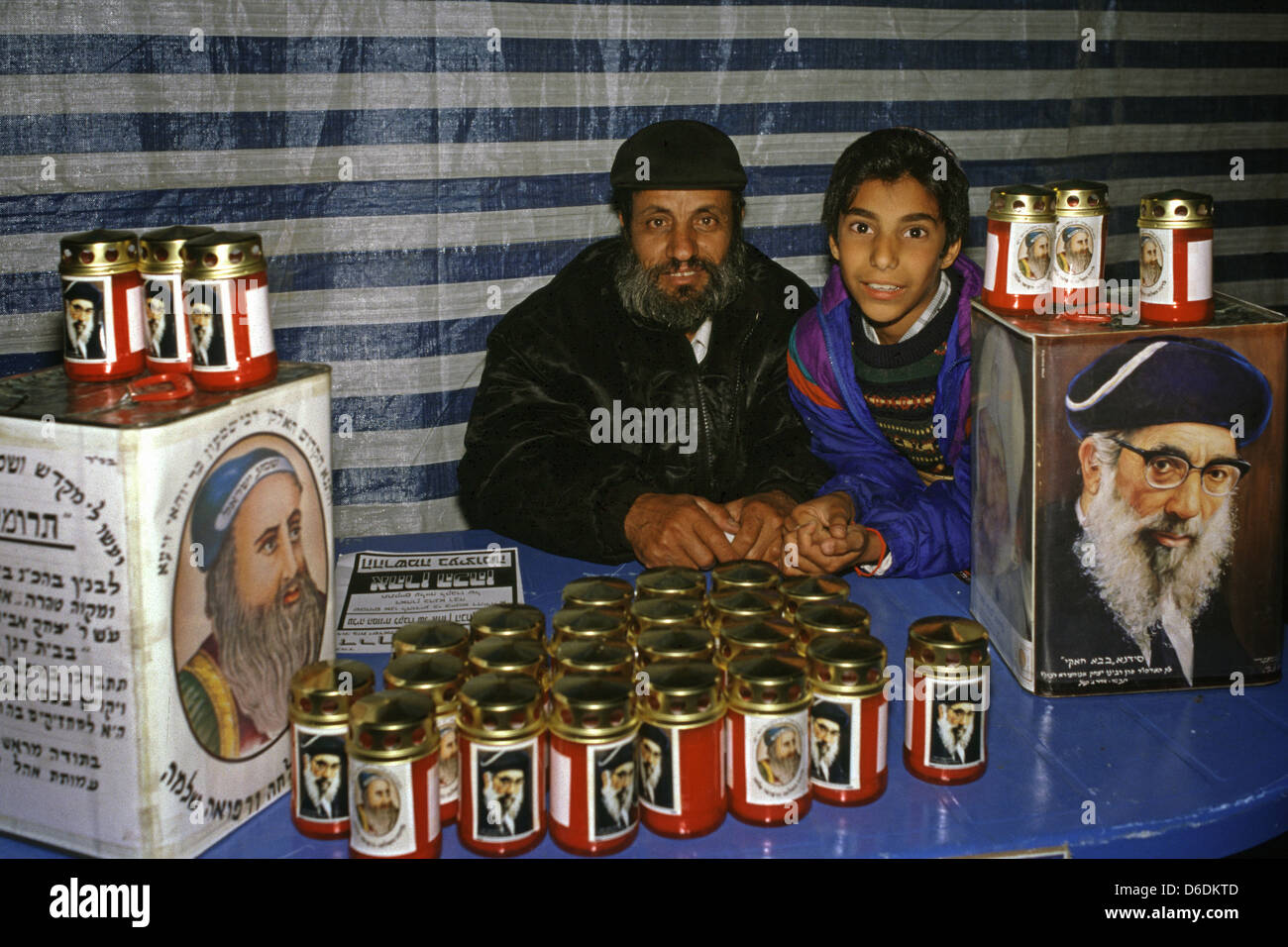 Jemenitische Juden mit Wohltätigkeitskästen für Spenden, die die Figur des marokkanischen Rabbi Yitzchak Abi'hssira tragen, die auf dem Berg Meiron im oberen Galiläa Israel den Spitznamen "Baba 'Haki" und Shimrabbi in bar Yochai, auch bekannt unter seinem Akronym Rashbi, tragen Stockfoto