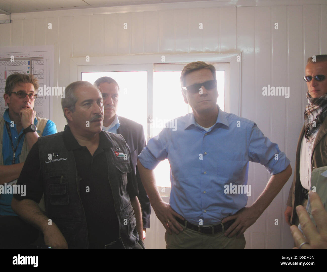 Der deutsche Außenminister Guido Westerwelle (2-R) und seinem jordanischen Kollegen Nasser Judeh (2 L) Vortrag an der Refugee Camp Saatari, Jordan, 8. September 2012. Angesichts der mehr als 200.000 Flüchtlinge aus Syrien will Deutschland seine humanitäre Unterstützung erhöhen laut der deutsche Außenminister Guido Westerwelle bei einem Besuch in das Camp Saatari. Foto: CHRISTOPH SATOR Stockfoto