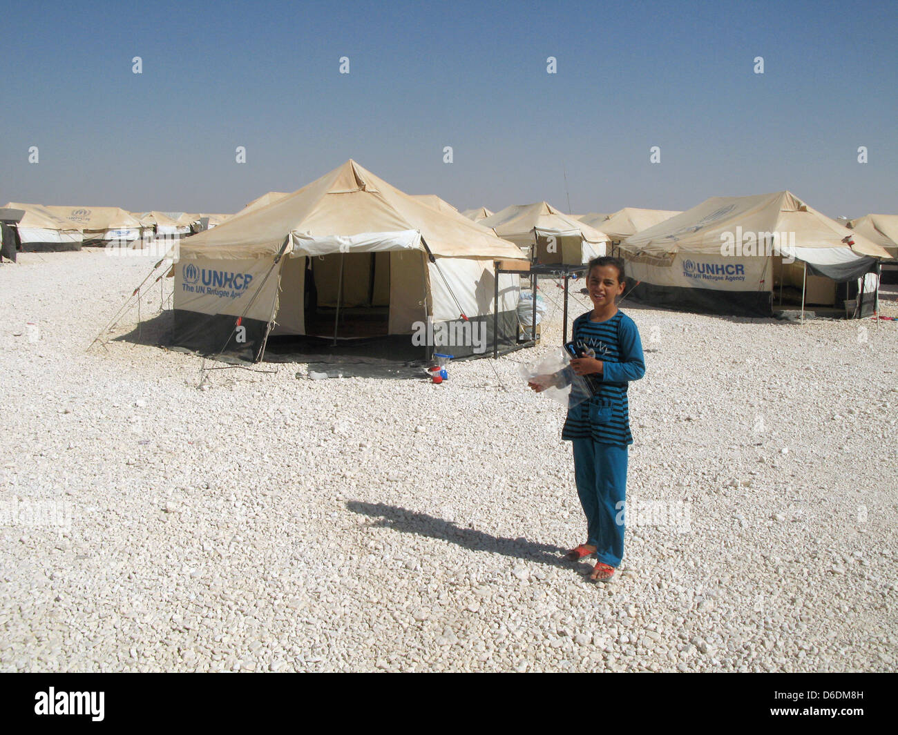 Eine Mädchen aus Syrien steht in Refugee Camp Saatari, Jordan, 8. September 2012. Angesichts der mehr als 200.000 Flüchtlinge aus Syrien will Deutschland seine humanitäre Unterstützung erhöhen laut der deutsche Außenminister Guido Westerwelle bei einem Besuch in das Camp Saatari. Foto: CHRISTOPH SATOR Stockfoto