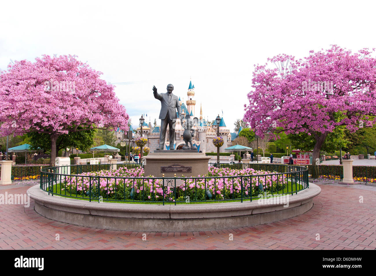 Walt Disney und Mickey-Mouse-Statue im Disneyland Vergnügungspark in Kalifornien, USA Stockfoto