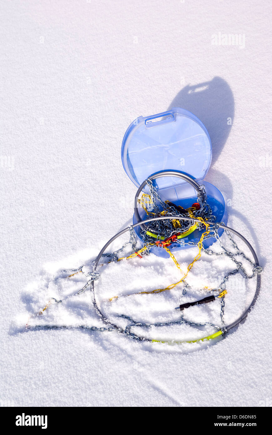 Ketten auf Rad, Auto auf Schnee Stockfoto