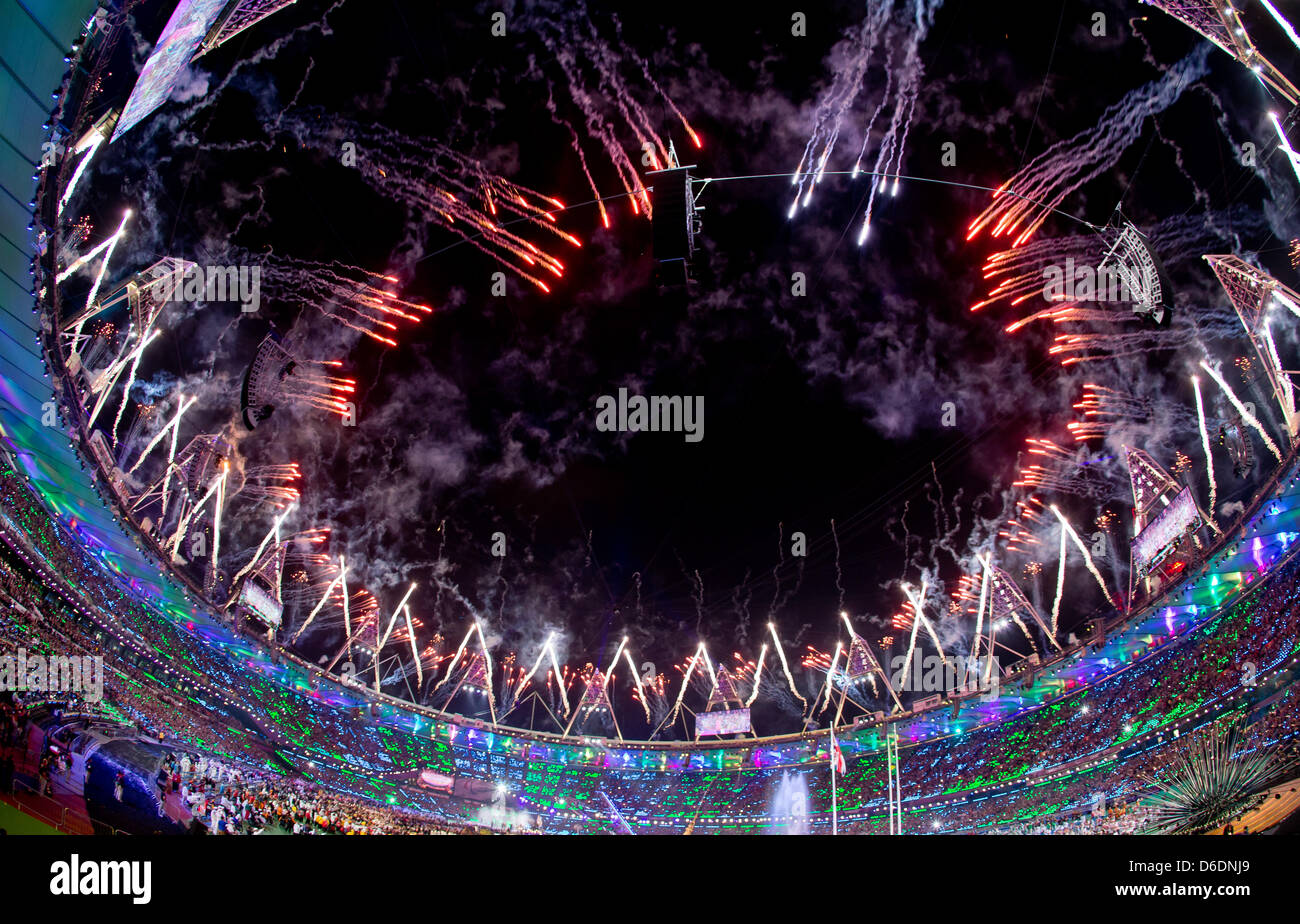 Feuerwerk explodieren während der Abschlusszeremonie der Paralympischen Spiele in London 2012 im Olympiastadion, London, Vereinigtes Königreich, 9. September 2012. Foto: Daniel Karmann dpa Stockfoto