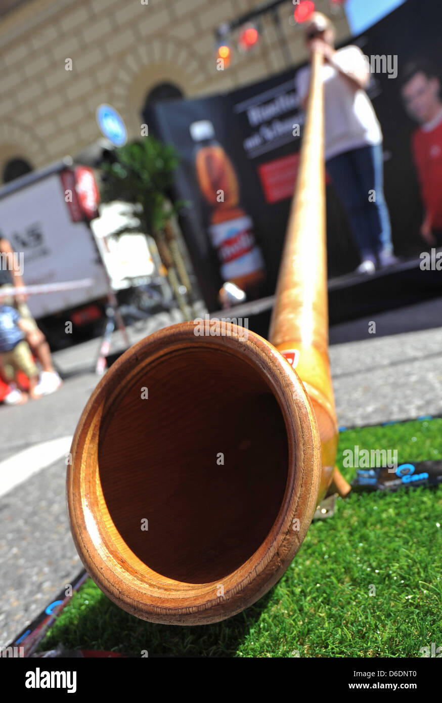 Eine junge Frau spielt ein Alphorn während des Aplhorn laut bläst Wettbewerbs auf dem Streetlife Festival in München, 9. September 2012. Der Gewinner wird im Guinness Buch der Rekorde geben. Foto: Andreas Gebert Stockfoto