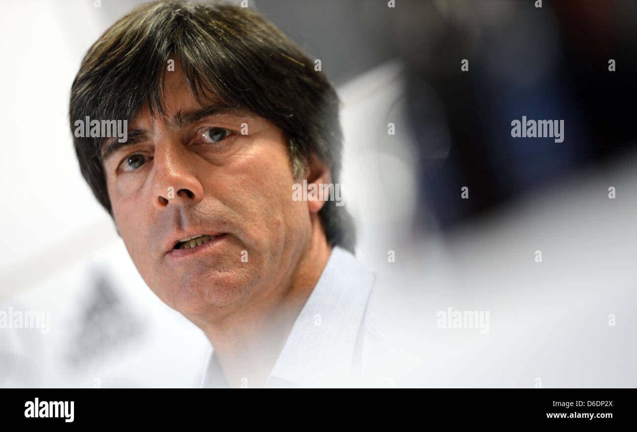 Deutschlands Trainer Joachim Loew spricht auf einer Pressekonferenz des deutschen Fußball-Bundes (DFB) im Ernst Happel Stadium in Wien, Österreich, 10. September 2012. Der deutschen Fußball-Nationalmannschaft bereitet sich auf seinen bevorstehenden FIFA WM 2014-Qualifikationsspiel gegen Österreich am 11. September. Foto: PETER STEFFEN Stockfoto