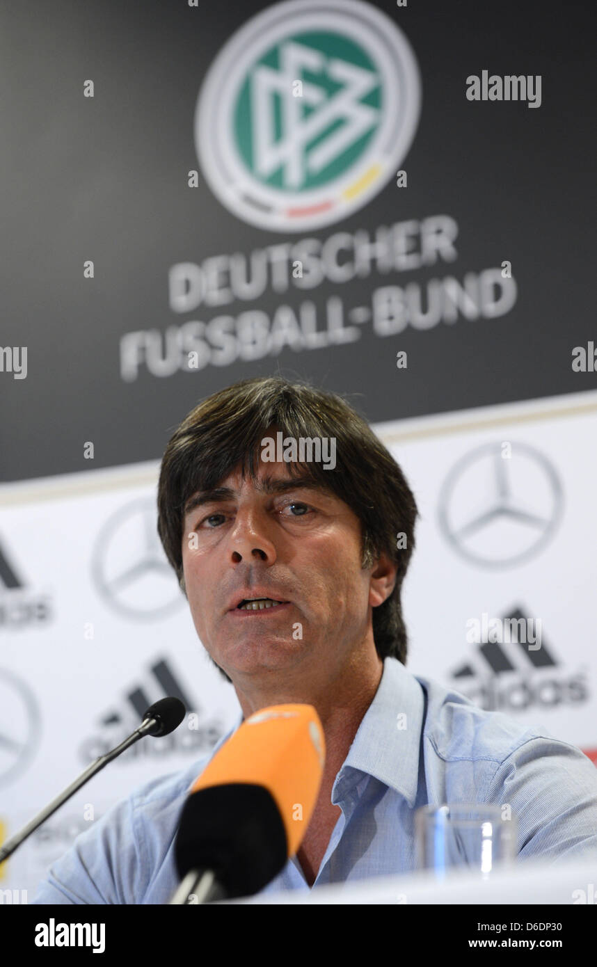 Deutschlands Trainer Joachim Loew spricht auf einer Pressekonferenz des deutschen Fußball-Bundes (DFB) im Ernst Happel Stadium in Wien, Österreich, 10. September 2012. Der deutschen Fußball-Nationalmannschaft bereitet sich auf seinen bevorstehenden FIFA WM 2014-Qualifikationsspiel gegen Österreich am 11. September. Foto: PETER STEFFEN Stockfoto