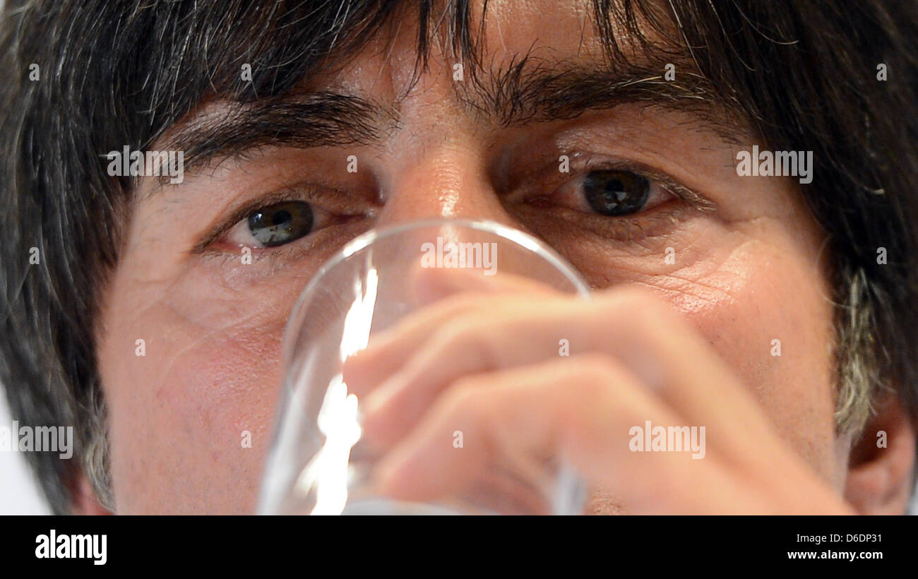 Deutschlands Bundestrainer Joachim Loew Getränke Wasser während einer Pressekonferenz des deutschen Fußball-Bundes (DFB) im Ernst Happel Stadium in Wien, Österreich, 10. September 2012. Der deutschen Fußball-Nationalmannschaft bereitet sich auf seinen bevorstehenden FIFA WM 2014-Qualifikationsspiel gegen Österreich am 11. September. Foto: PETER STEFFEN Stockfoto