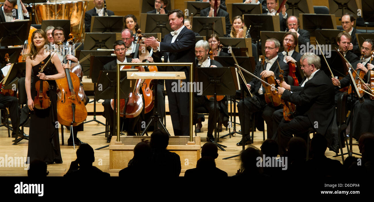 North Bethesda, Maryland, USA, 16 April 2013.Chief Dirigent der Sächsischen Staatskapelle, Christian Thielemann (C), applaudiert Geigerin Lisa Batiashvili (L) nach einem Konzert der Sächsischen Staatskapelle am Music Center in Strathmore in North Bethesda (Maryland), USA, 16. April 2013. Foto: ARNO BURGI/DPA/Alamy live-Nachrichten Stockfoto