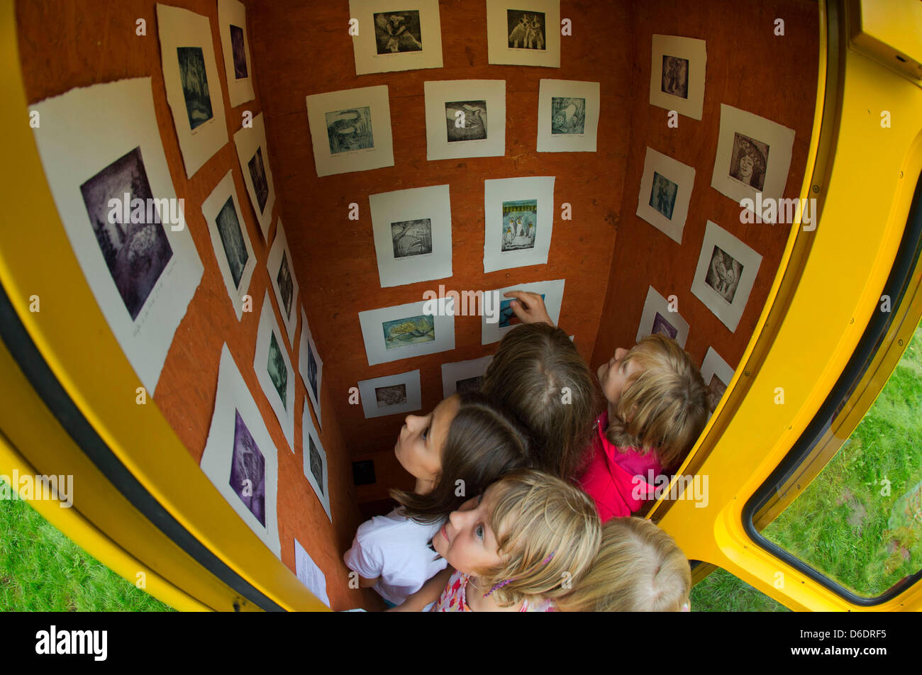 Vierte Klasse Schüler aus Rostock betrachten die meisten wahrscheinlich kleinste Museum Deutschlands in einem Park in Dreiluetzow, Deutschland, 11. September 2012. Die Mini-Museum zeigt wechselnde Ausstellungen des Künstlers in der Region derzeit Christa Schenk aus Neustadt-Glewe, mit einer Fläche von 90 von 90 Zentimetern. Foto: Jens Büttner Stockfoto
