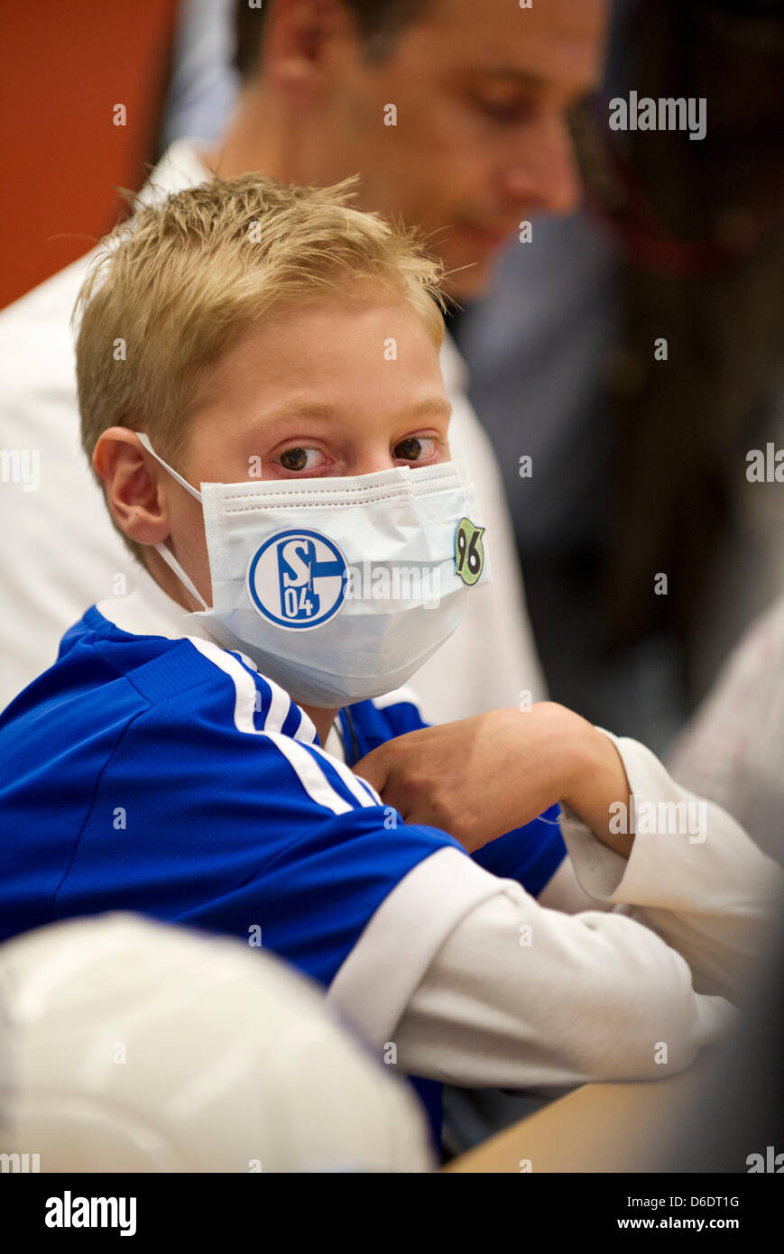 Zwölfjährige Marius nimmt an einer Pressekonferenz mit ihrer Mutter Anja im Hintergrund an der medizinischen Hochschule Hannover in Hannover, 12. September 2012 Teil. Marius ist die erste Person in Deutschland eine Lungen-Transplantation bei einem Lebendspender, eines seiner Eltern zu erhalten. Foto: EMILY WABITSCH Stockfoto