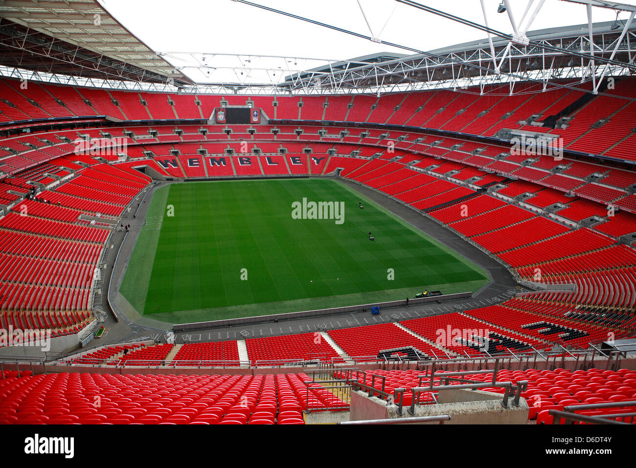 images Wembley Stadion Geschlossenes Dach https www alamy de stockfoto im wembleystadion fussball zeigen die rote sitze tonhohe und das dach 55623371 html