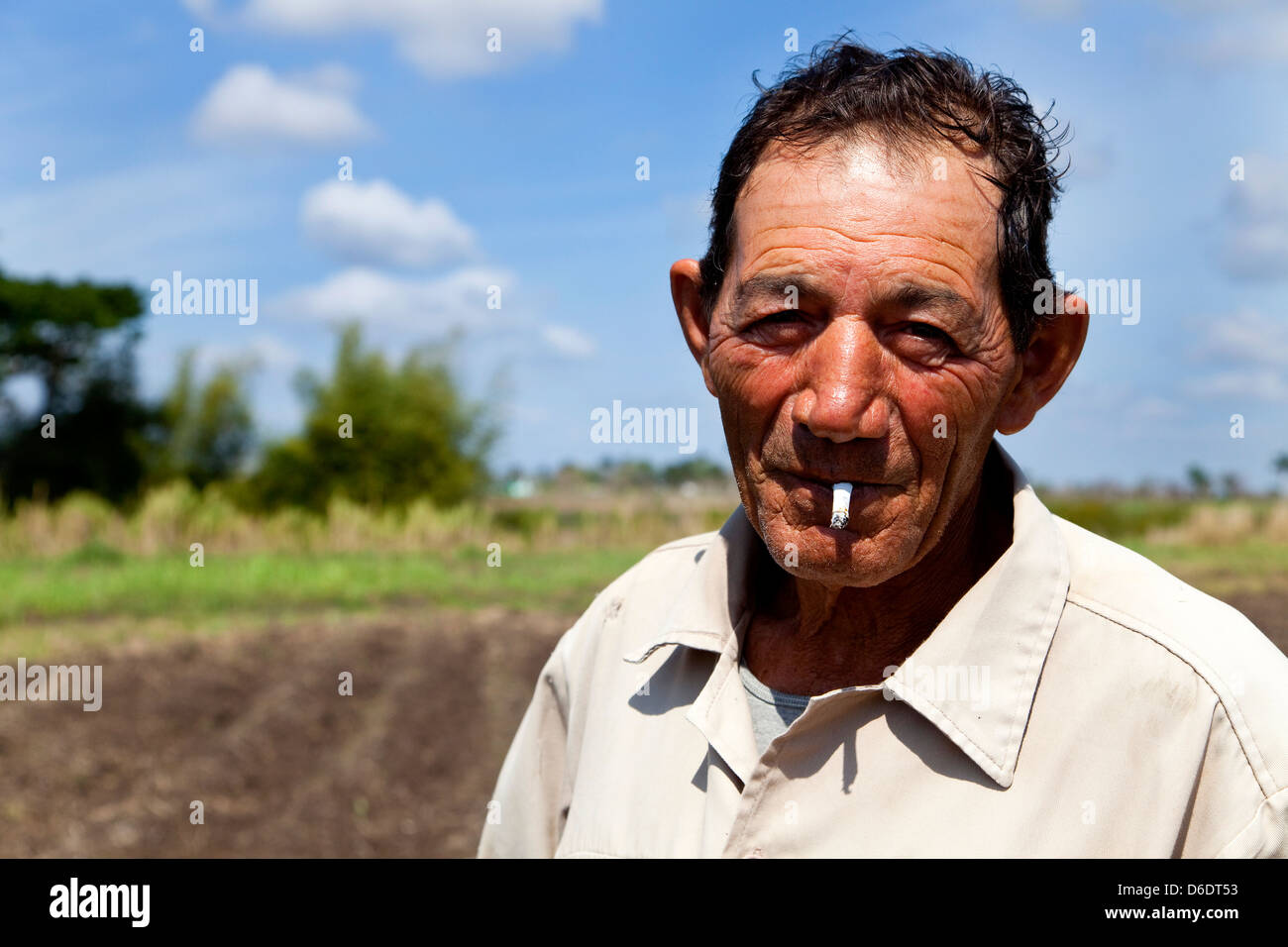 Landwirtschaft, Landwirt, Bauer, Menschen und kubanischen Mann im Hof. ANAP Genossenschaft in Guines, Kuba. Mann Rauchen mit einem Lächeln, Porträt Stockfoto