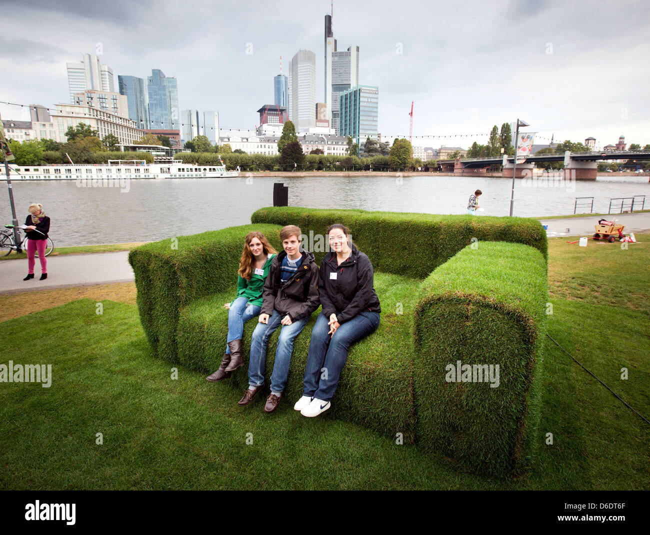 Eva Zimmermann (L-R), Hans-Martin Reissner und Dragana Gerovac sitzen auf einem Sofa gemacht Gras in Frankfurt Main, Deutschland, 12. September 2012. Eine Woche vor dem 2. Tag der Nachhaltigkeit in Hessen, der Umweltminister von Hessen Puttrich besucht der Riesens, grüne "MainSofa" aus Gras-, Stroh und Sisal. Es werden Veranstaltungen und Kampagnen quer durch den Staat zum Thema. Foto: Fran Stockfoto