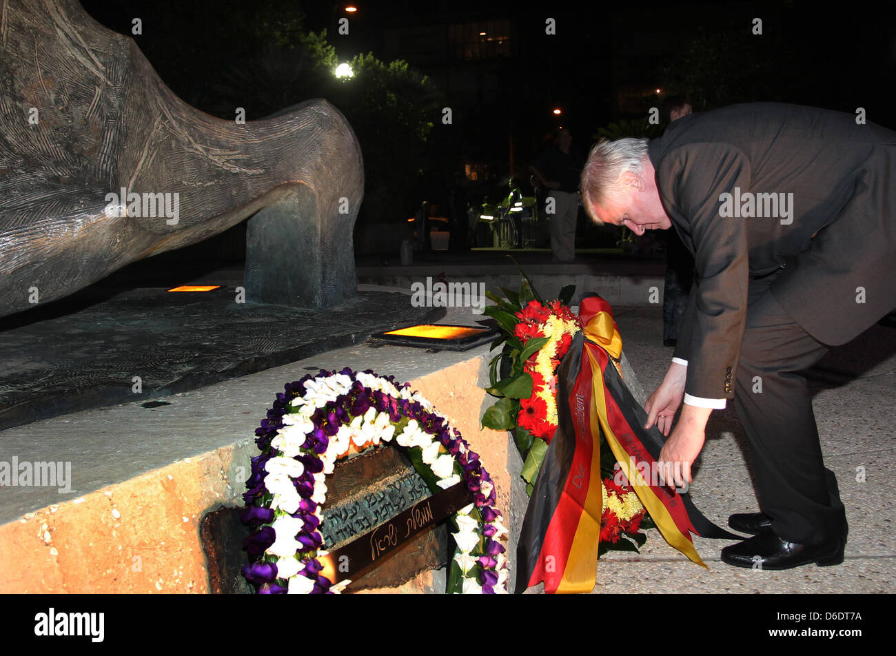 Premier von Bayern und Präsident des Deutschen Bundesrates Horst Seehofer legt einen Kranz für die Opfer der Attentate 1972 München Olympische Spiele in Tel Aviv, Israel, 12. September 2012. Die Opfer wurden während des Gottesdienstes gedacht. Seehofer in seiner Funktion als Präsident des Deutschen Bundesrates besucht Israel vom 10. bis 12. September 2012 und den palästinensischen Reiseart Stockfoto