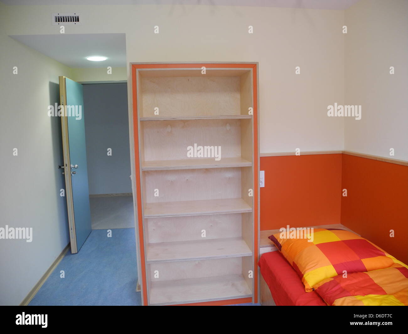 Ein Zimmer in der Don Bosco Jugendhilfezentrum (Jugend-Hilfe-Center), Hessens einzige geschlossene Kinderheim, ist in Sinntal-Sannerz, Deutschland, 12. September 2012 abgebildet. Acht Verbrecher, aber jünger als der strafrechtlichen Verantwortlichkeit, Kinder im Alter zwischen zehn und dreizehn können im Haus untergebracht werden und behandelt werden. Pflege im geschlossenen Teil dauert nicht mehr als zwei Jahren laut Stockfoto