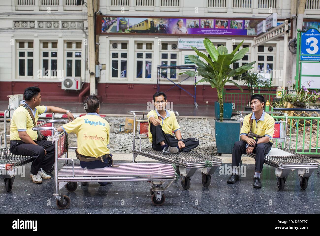 17. April 2013 warten eine eingehende Bahnhof Hua Lamphong Train Station in Bangkok - Bangkok, Thailand - Träger. Songkran, das traditionelle thailändische Neujahrsfest ist die geschäftigste Zeit des Jahres für Thai Inlandsreisen. Viele Menschen in Bangkok zurück in ihre Heimatprovinzen für den Urlaub und einige Leute in den Provinzen Reisen nach Bangkok für den Urlaub. Songkran, in der Regel einen dreitägigen Urlaub war fünf Tage in diesem Jahr, weil die offiziellen Tage am Wochenende. Züge und Busse, die in Bangkok wurden Berichten zufolge ausgebucht und der State Railway of Thailand hinzugefügt zusätzliche Züge und Wagen acco Stockfoto