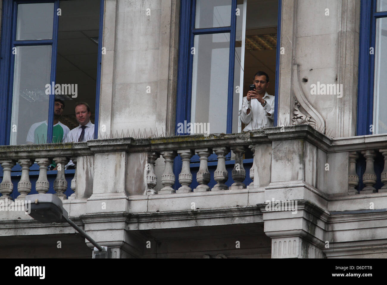 STADTARBEITER, warten auf die Prozession BARONESS THATCHER Beerdigung Prozession LUDGATE LONDON ENGLAND UK 17. April 2013 Stockfoto
