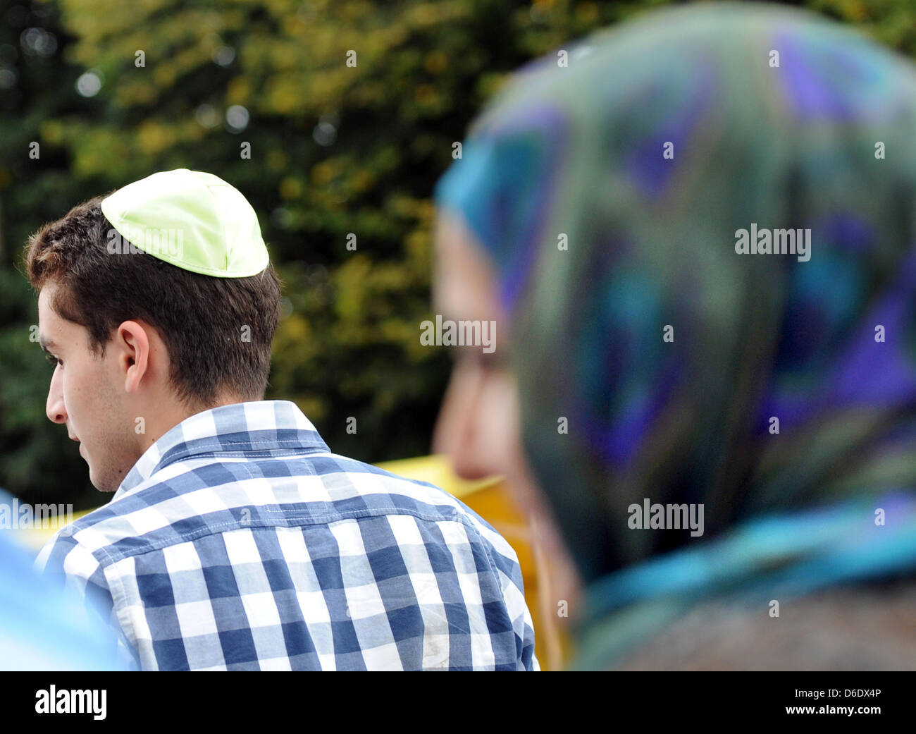 Eine muslimische Frau trägt ein Kopftuch und ein Mann mit einer Kippa gehen  gemeinsam auf einer Demonstration in Berlin, Deutschland, 15. September  2012. Die Kippa-Wanderung, die für Online-genannt wurde, war sein soll