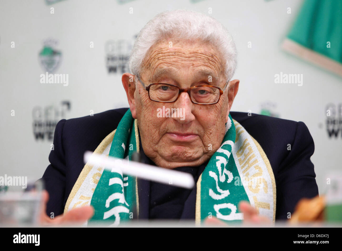 Der ehemalige US-Außenminister Henry Kissinger besucht ein Spiel bei Greuther Fuerth in Fürth, Deutschland, 15. September 2012. Kissinger ist ein bekannter Fan des Teams und in Fürth geboren. Foto: BASTIAN OTT (Achtung: EMBARGO Bedingungen! Die DFL ermöglicht die weitere Nutzung der nur bis zu 15 Bilder (keine Sequntial Bilder oder Video-ähnliche Reihe der Bilder erlaubt) über die Stockfoto