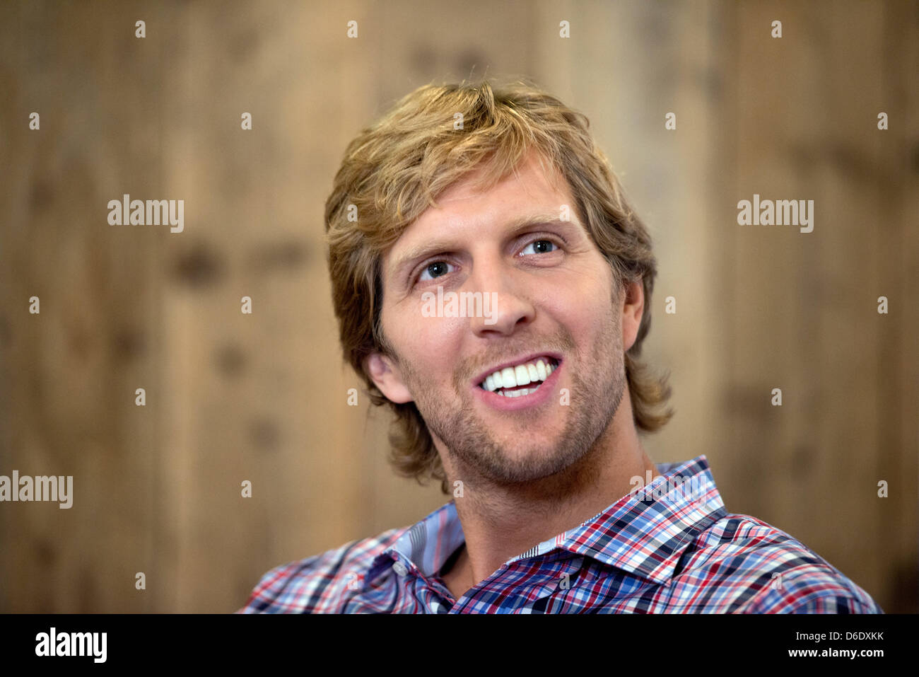 Basketball-Spieler Dirk Nowitzki lächelt während eines Interviews in Wörth am Main, Deutschland, 16. September 2012. Nowitzki überreichte seiner Stiftung. Foto: BORIS ROESSLER Stockfoto