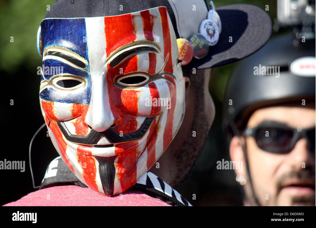 Aktivistin Occupy trägt eine Guy Fawkes Maske während der "S17 Masse Aktion Ausbildung" am Washington Square Park in New York, USA, 15. September 2012. Auf Montag, 17. September 2012 werden Occupy Aktivisten demonstrieren gegen die Macht der Finanz-Elite bei die "Occupy Wall Street"-Bewegung seinen ersten Geburtstag feiert. Foto: Christina Horsten Stockfoto