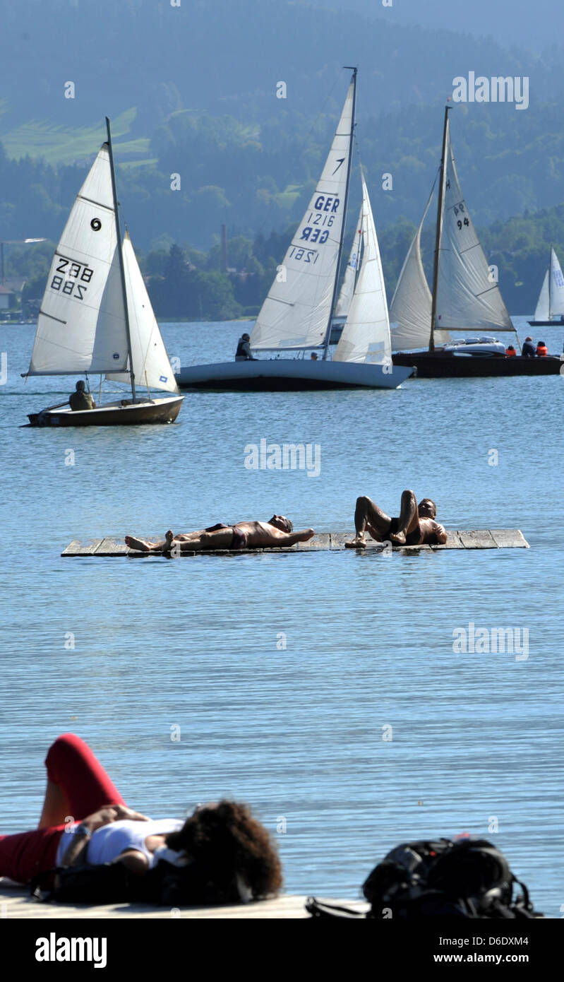 Man ausruhen in der Sonne am Tegernsee in der Nähe von Gmund, Deutschland, 16. September 2012. Foto: FRANK LEONHARDT Stockfoto