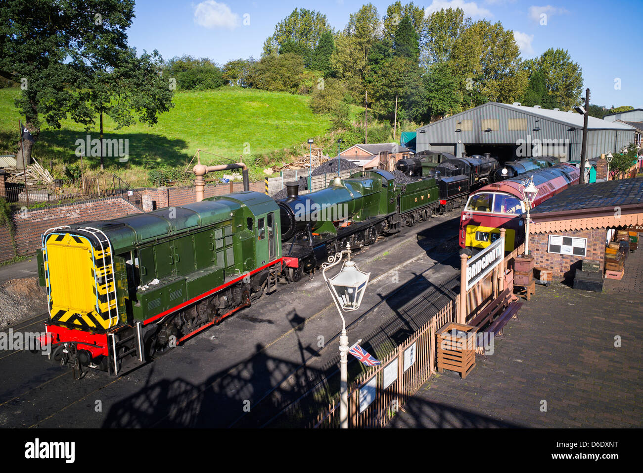 Restaurierte Lokomotiven außerhalb des Motors an Bridgnorth Station auf der Severn Valley Railway in Shropshire England UK EU vergossen Stockfoto