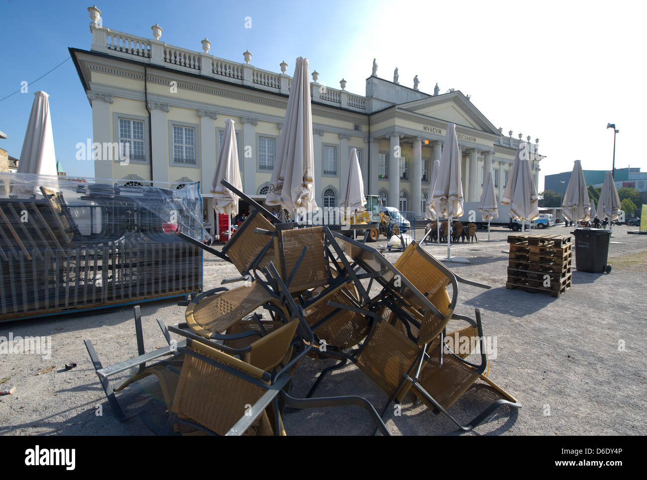 Stühle werden übereinander gestapelt einen Tag nach die Kunst Ausstellung Documenta (13) in Kassel, Deutschland, 17. September 2012 geschlossen wurde. Documenta (14) wird im Jahr 2017 stattfinden. Foto: UWE ZUCCHI Stockfoto