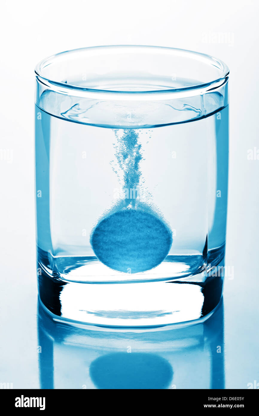 Tablette im Glas Wasser Stockfoto