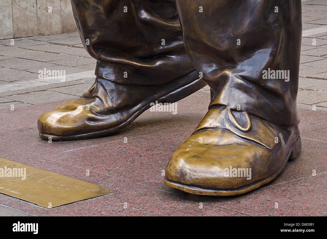 Eine Nahaufnahme von den Schuhen der Nelson Mandela Statue in Sandton, Johannesburg Stockfoto