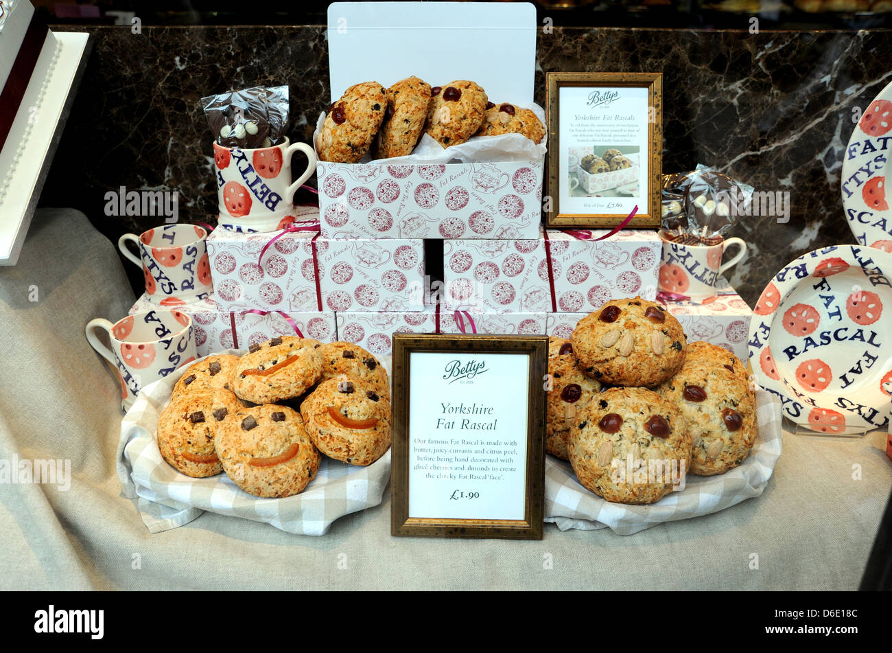 Fett Rascal Kuchen auf dem Display an Bettys Cafe Tea Rooms in York Yorkshire UK Stockfoto