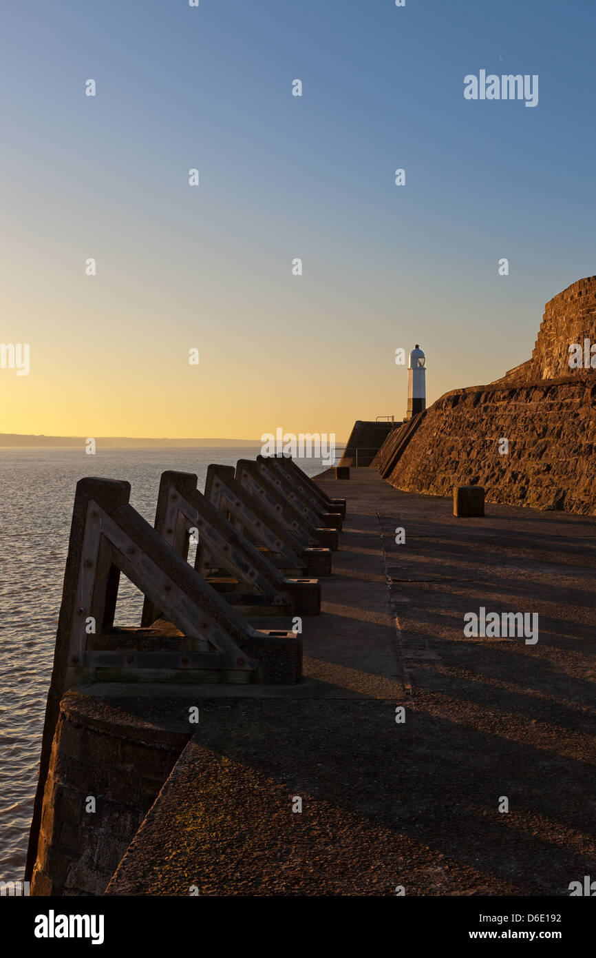 Der Leuchtturm in Porthcawl in Süd-Wales, aufgenommen bei Sonnenaufgang Stockfoto