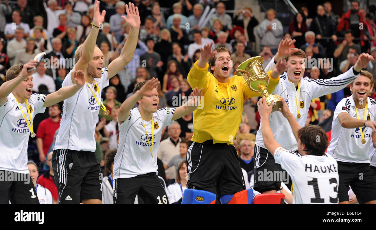 Deutschlands Männer Eishockey-Team feiern ihren EM-Titel mit der Tasse nach dem Finale gegen die Tschechische Republik an der Arena Leipzig in Leipzig, Deutschland, 15. Januar 2012. Foto: Hendrik Schmidt Stockfoto