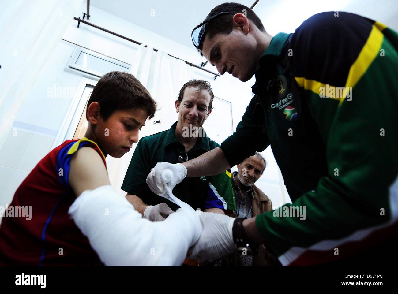 DARKOUSH, Syrien: Syrische junge bekommt eine Besetzung am 15. April 2013, in Darkoush, Syrien. 45 südafrikanische Ärzte sind in Syrien, arbeiten mit der Gabe der Geber Organisation um ein örtliches Krankenhaus zu unterstützen. (Foto von Gallo Images / Foto24 / Felix Dlangamandla) Stockfoto