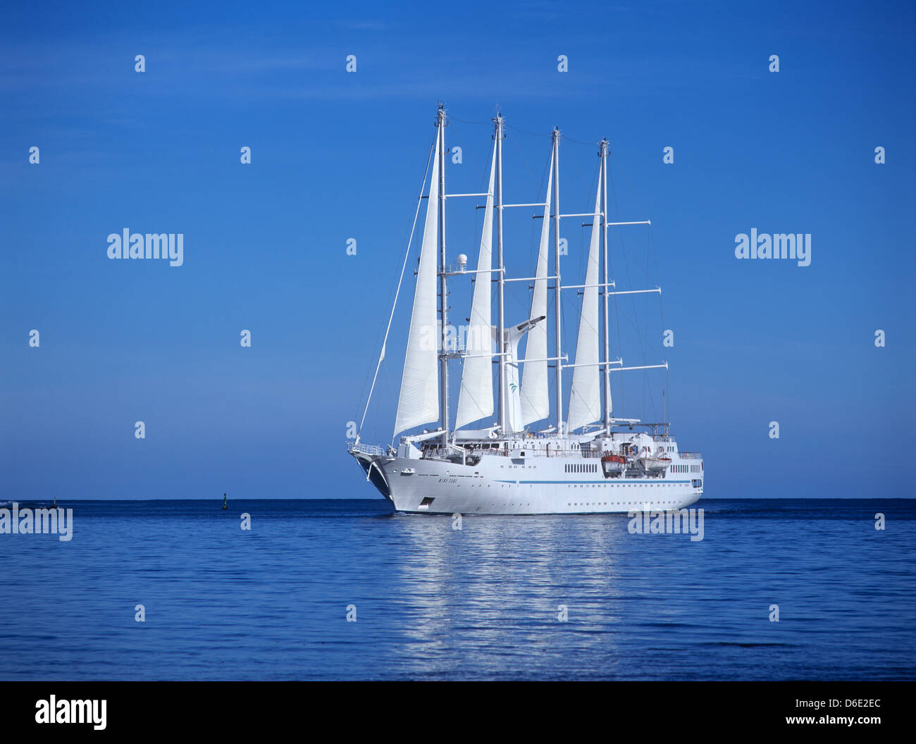 Französisch-Polynesien, Gesellschaftsinseln, Windward-Inseln Moorea, Luxus-Kreuzfahrtschiff "Wind Song" Segeln in Cooks Bay. Stockfoto