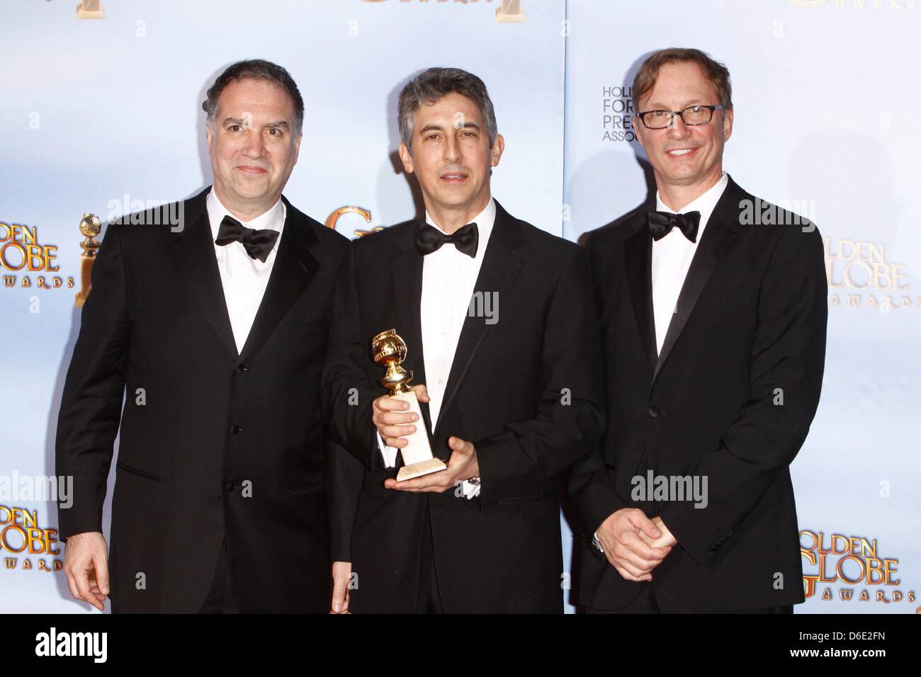 Producers Jim Taylor (r), Jim Burke (l) und Autor/Regisseur Alexander Payne, Gewinner für Best Motion Picture - Drama "The Descendants" stellen im Presseraum der 69. Annual Golden Globe Awards präsentiert von der Hollywood Foreign Press Association in Beverly Hilton Hotels in Los Angeles, USA, am 15. Januar 2012. Foto: Hubert Boesl Stockfoto