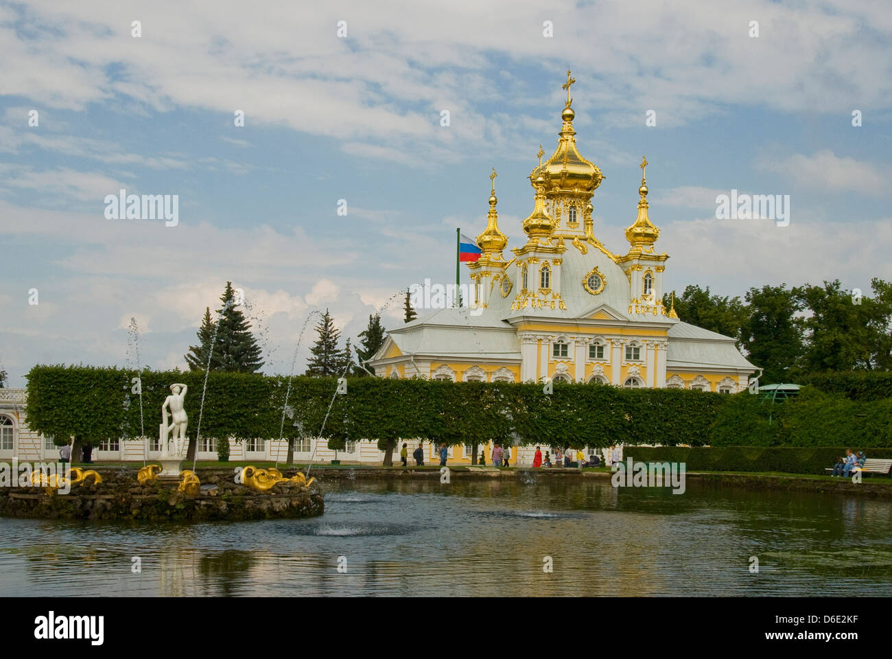 Zier-See im Peterhof Palast in Peterhof, Russland Stockfoto