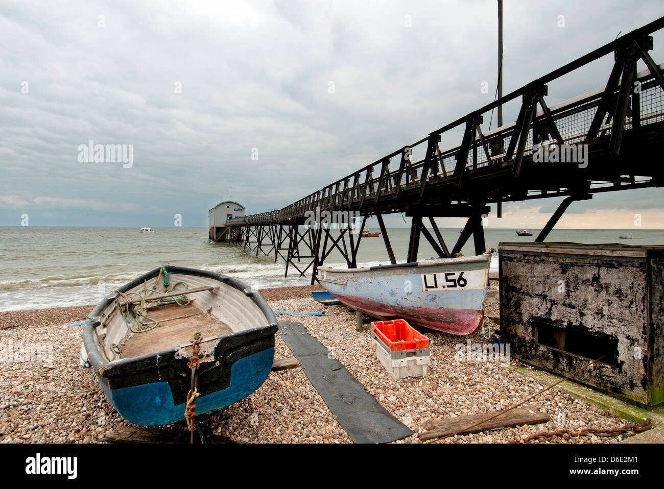 Angelboote/Fischerboote auf dem Vorland von Selsey Rettungsstation Stockfoto