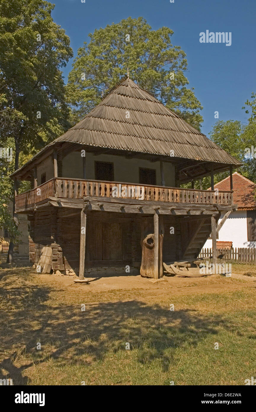 Europa, Rumänien, Bukarest, Herastrau Park Folk Museum, traditionelles Haus aus Barzoteni Maldarasti (1812) Stockfoto