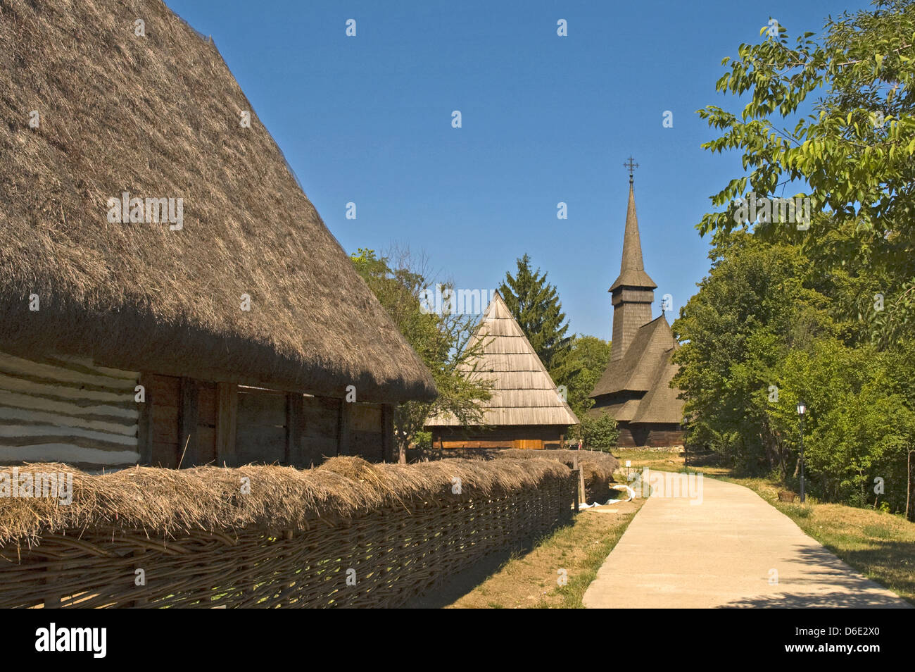 Europa, Rumänien, Bukarest, Herastrau Park Folk Museum, Blick auf die Website mit der traditionellen orthodoxen Kirche Stockfoto